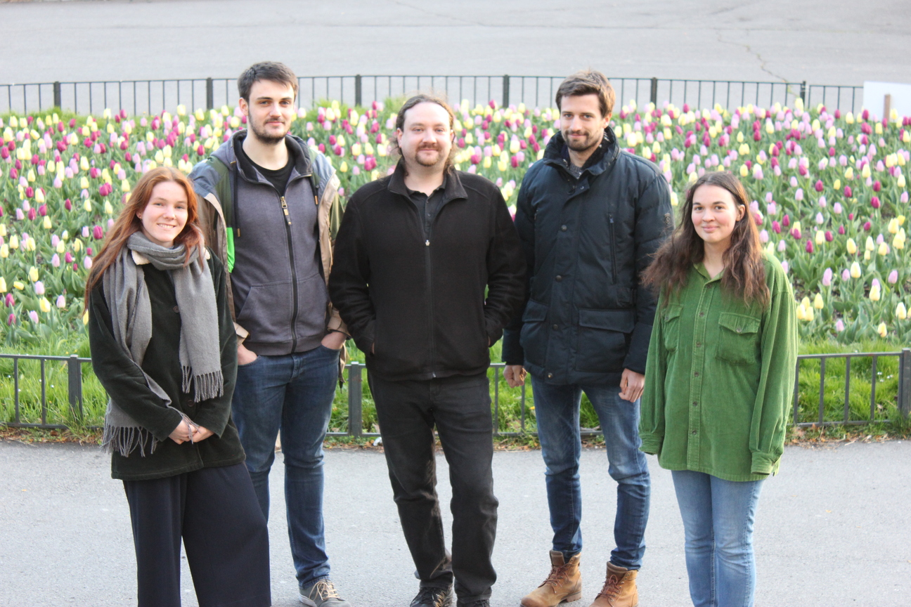 Gruppenfoto der Kandidat*innen: Iris, Alex, Jan, Anton, Alina vor einem Tulpenbeet stehend Gruppenfoto der Kandidat*innen: Iris, Alex, Jan, Anton, Alina vor einem Tulpenbeet stehend