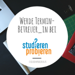 Ein Foto von einer Schreibtischoberfläche. Im Vordergrund ein weißer Kreis, in dem "Werde Termin-Betreuer_in bei Studieren Probieren" steht. Das Logo von "Studieren Probieren"  ist ein blau-oranger Schriftzug, darunter ist die Web-Adresse studierenprobieren.at zu lesen.